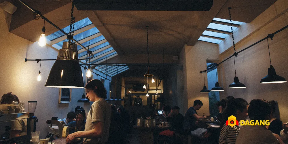 Konsumen muda menikmati kuliner Bandung dengan suasana hangat dan instagramable
