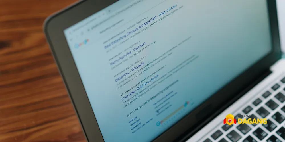 Ilustrasi laptop dengan dashboard Google Ads yang menampilkan pencarian kata kunci