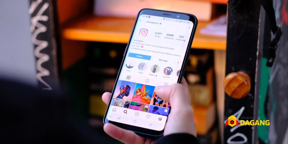 Tampilan feed Instagram dan website dengan desain branding yang seragam