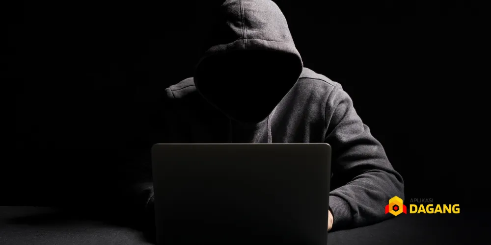 lustrasi hacker mencoba membobol laptop UMKM di era digital
