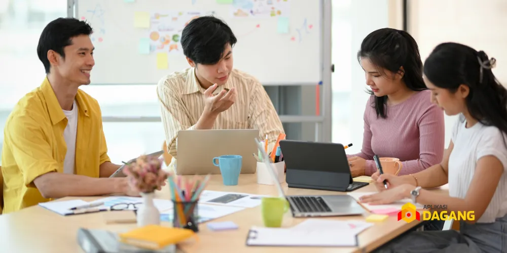 tim digital marketing Aplikasi Dagang berdiskusi strategi bersama klien