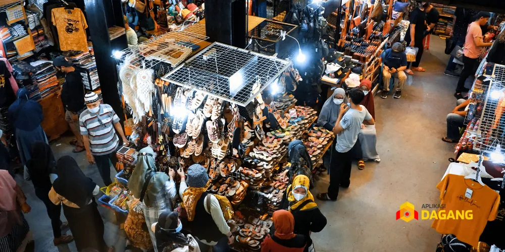 Suasana pasar tradisional di Yogyakarta dengan aktivitas pedagang lokal