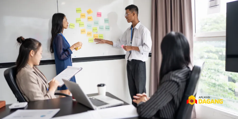 Tim UMKM Yogyakarta brainstorming inovasi produk