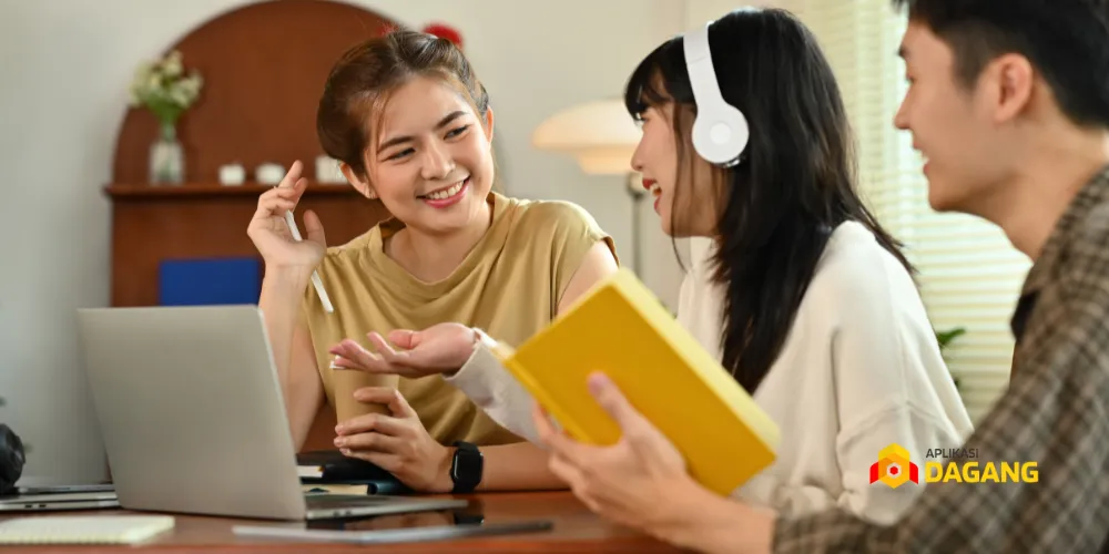Tim UMKM membuat konten Instagram untuk promosi produk