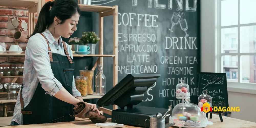 pemilik kafe Bandung memakai aplikasi kasir digital untuk transaksi.
