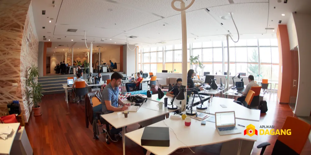 Suasana kantor startup Bandung dengan employer branding yang menarik talenta muda.