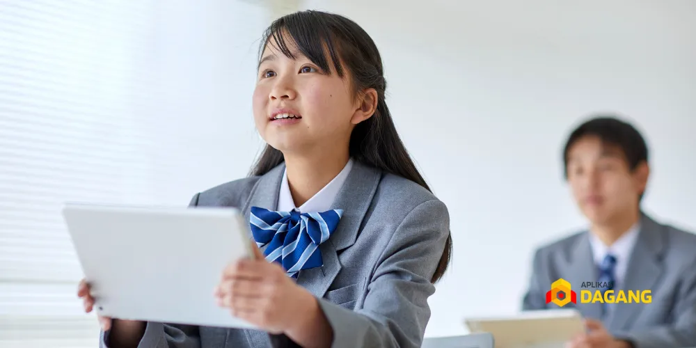 Siswa menggunakan aplikasi pendidikan berbasis digital di Bandung.
