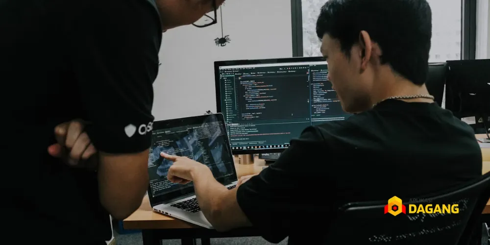 Tim developer Aplikasi Dagang mengembangkan aplikasi e-commerce di kantor Bandung