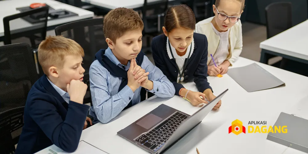 Guru dan siswa di Bandung menggunakan software sekolah custom dari Aplikasi Dagang