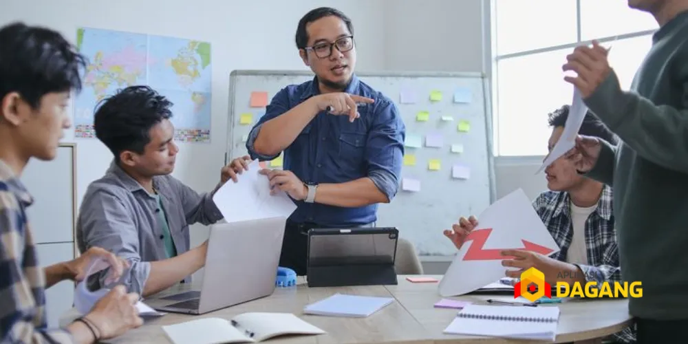 Tim developer lokal Bandung mendiskusikan pembuatan aplikasi karyawan custom