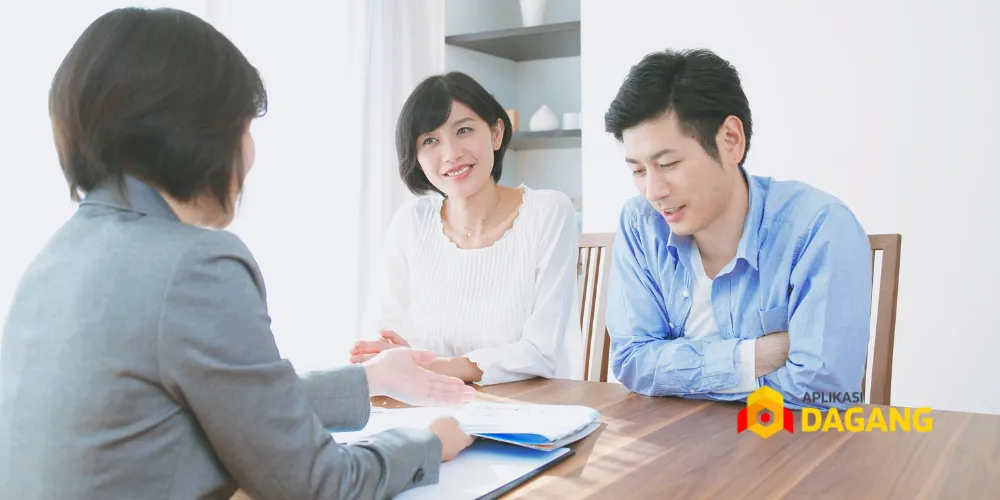 Klien startup Bandung sedang melakukan konsultasi dengan tim Aplikasi Dagang.