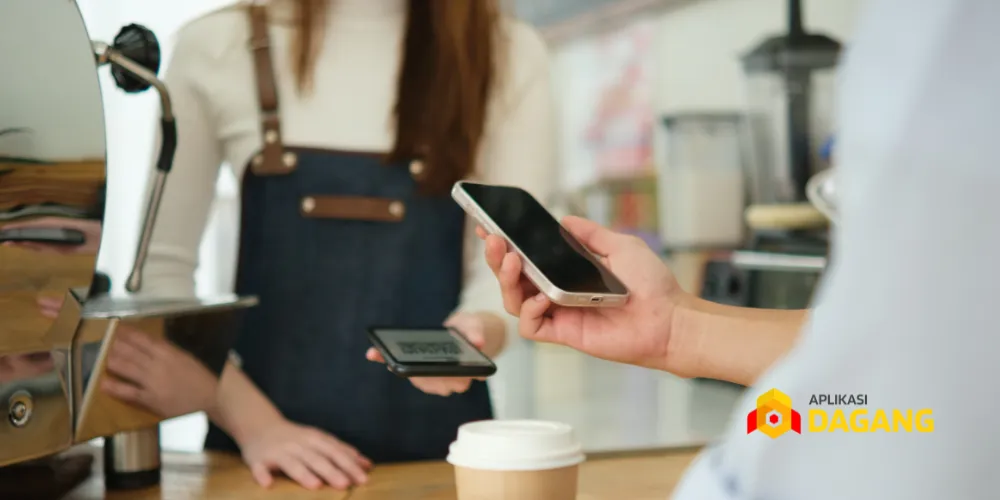 Pelanggan menggunakan aplikasi iOS custom untuk bertransaksi di bisnis lokal Bandung