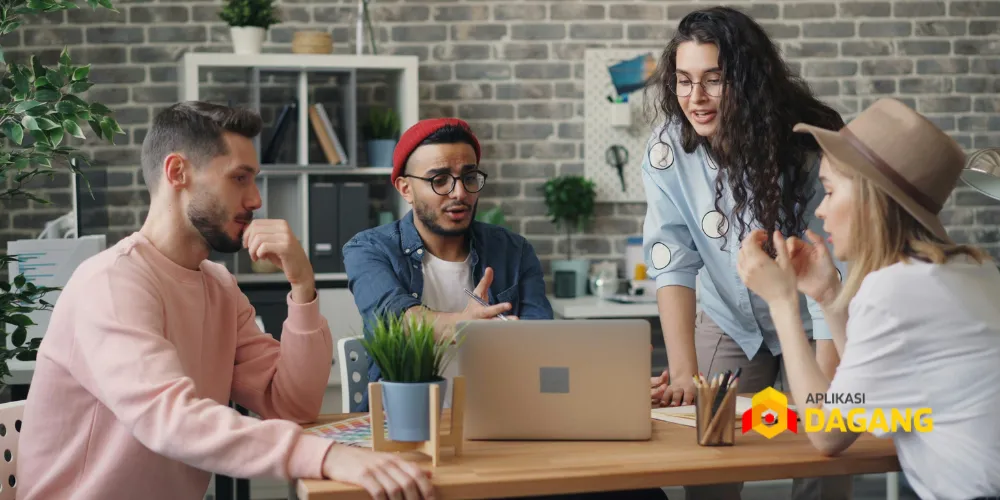 Tim developer Aplikasi Dagang melakukan brainstorming proyek software di Bandung