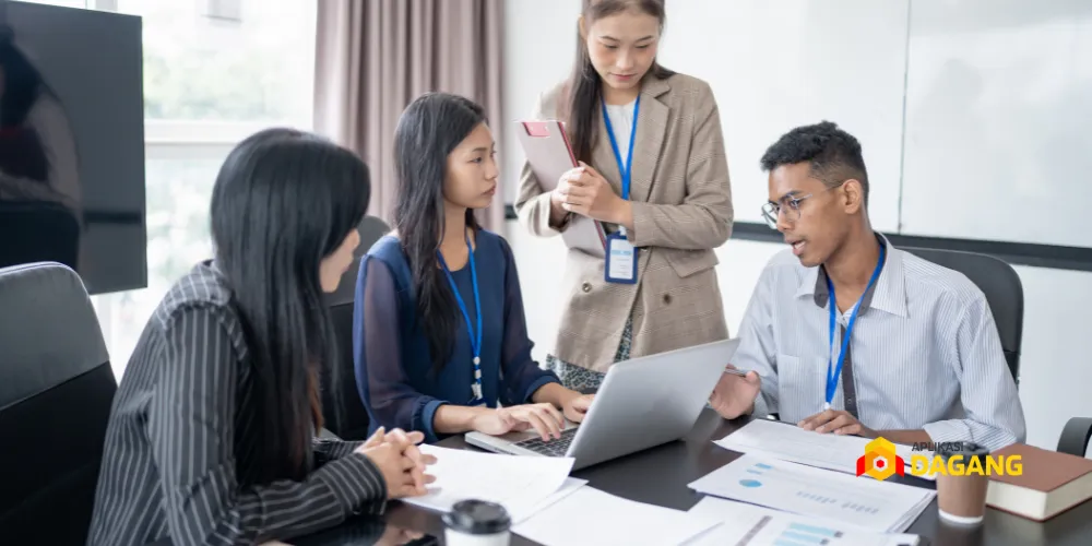 Tim digital marketing sedang menyusun strategi promosi online