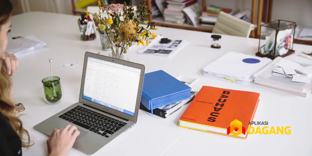 Ilustrasi tim HR mengoperasikan software manajemen karyawan.