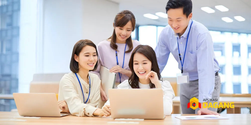 Tim Aplikasi Dagang memberikan pelatihan penggunaan ERP kepada karyawan klien.