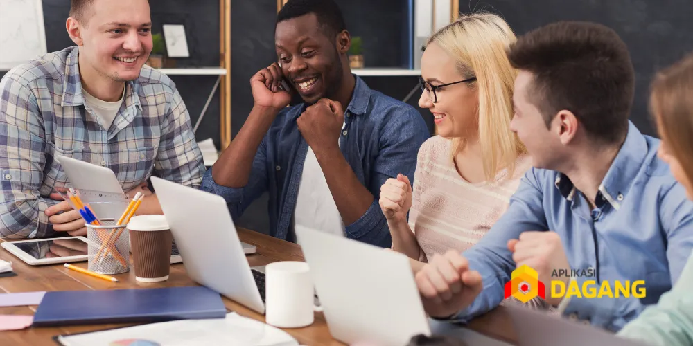 Tim Aplikasi Dagang sedang mengembangkan software custom