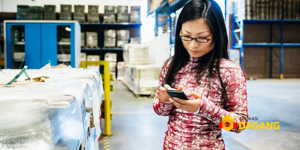 UMKM Surabaya menggunakan aplikasi mobile untuk manajemen bisnis